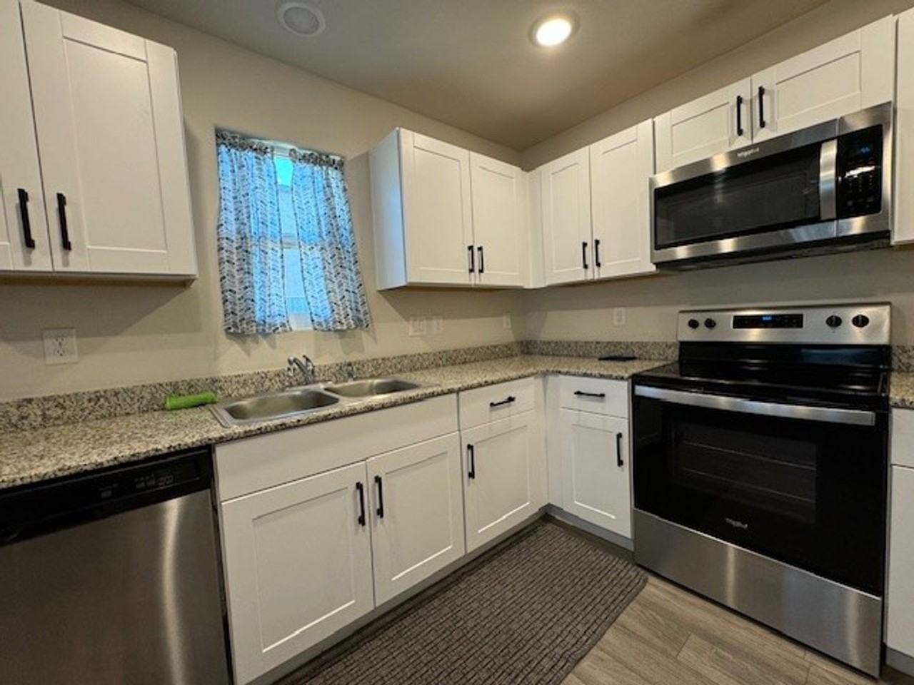 560 Holly St - Photo 7 of 38