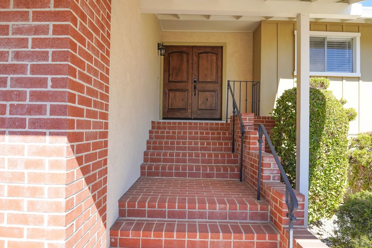 27901 Edgecliff Way - Photo 3 of 29