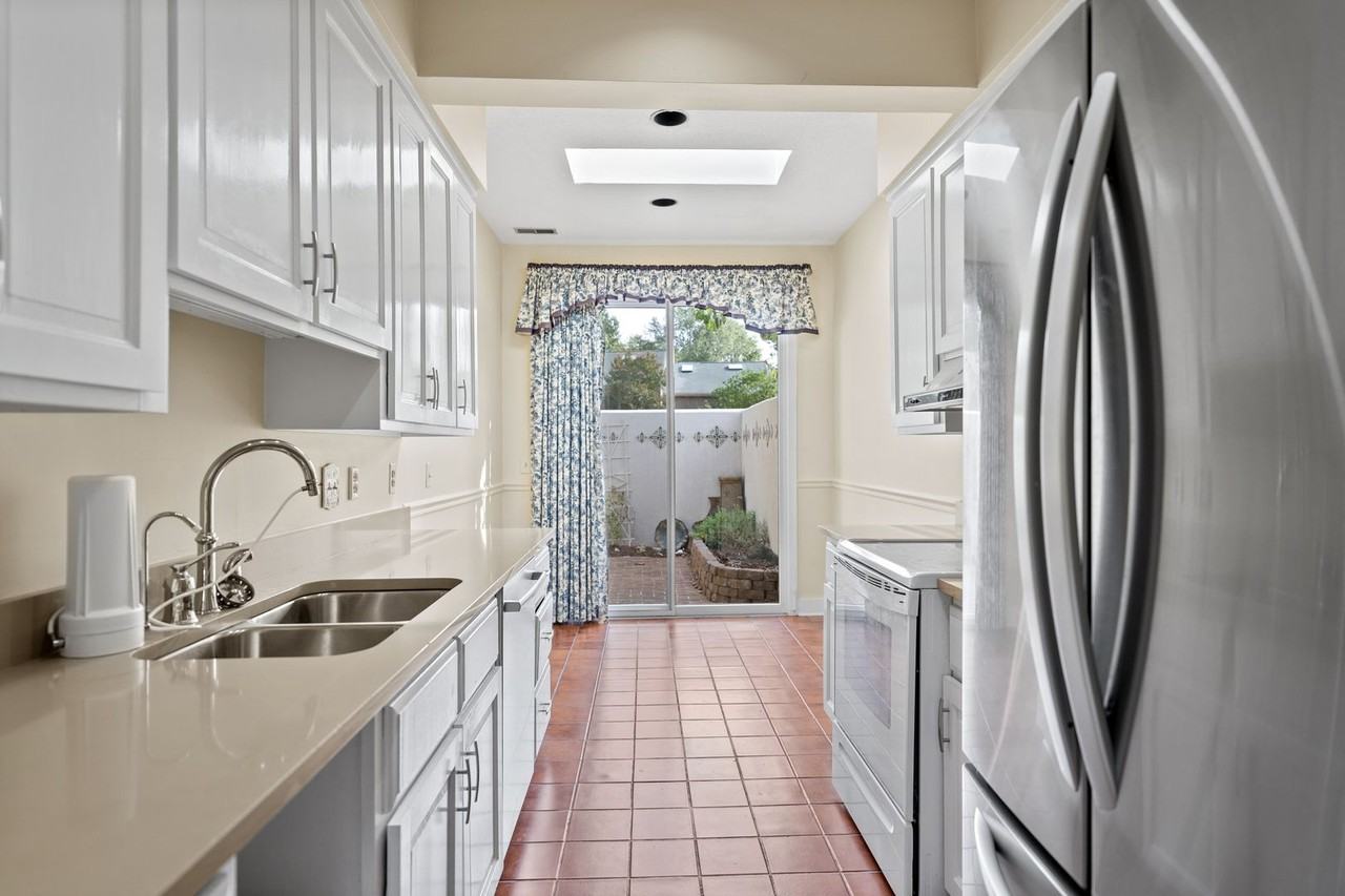 1 Weybridge Pl - Photo 3 of 18