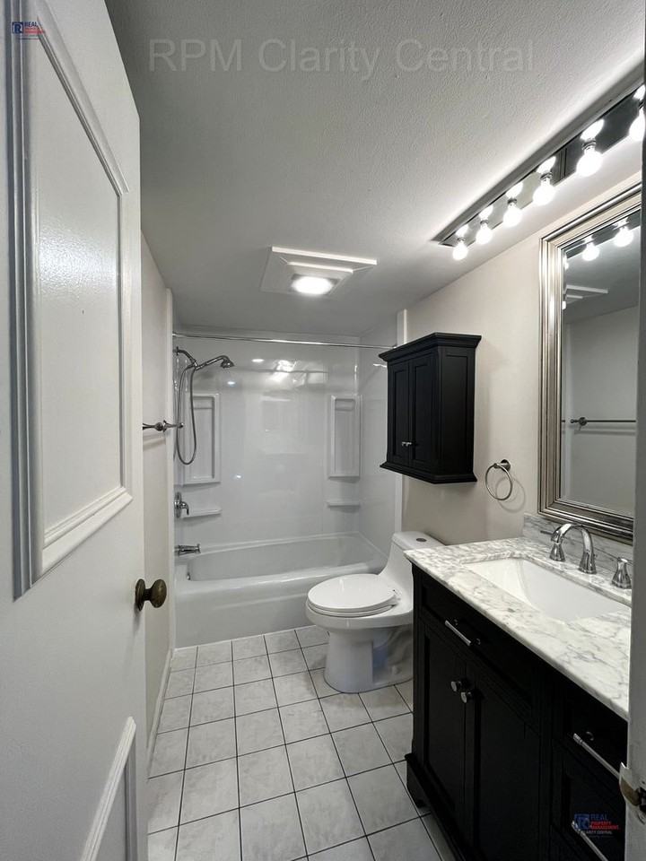 996 Chatham Ln #J - Photo 7 of 9