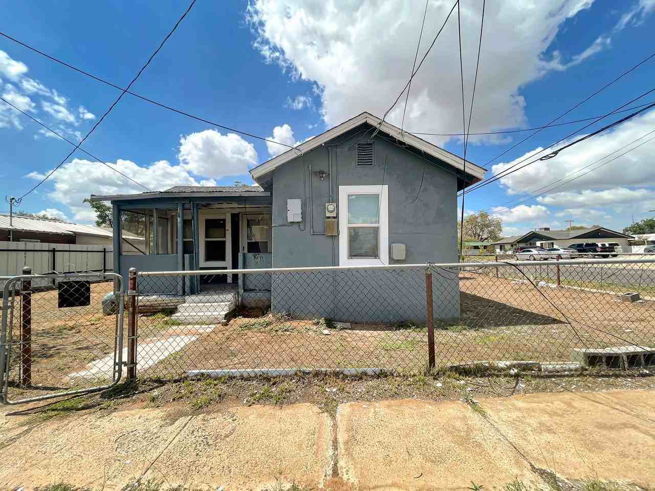 319 N Houston St - Photo 2 of 6