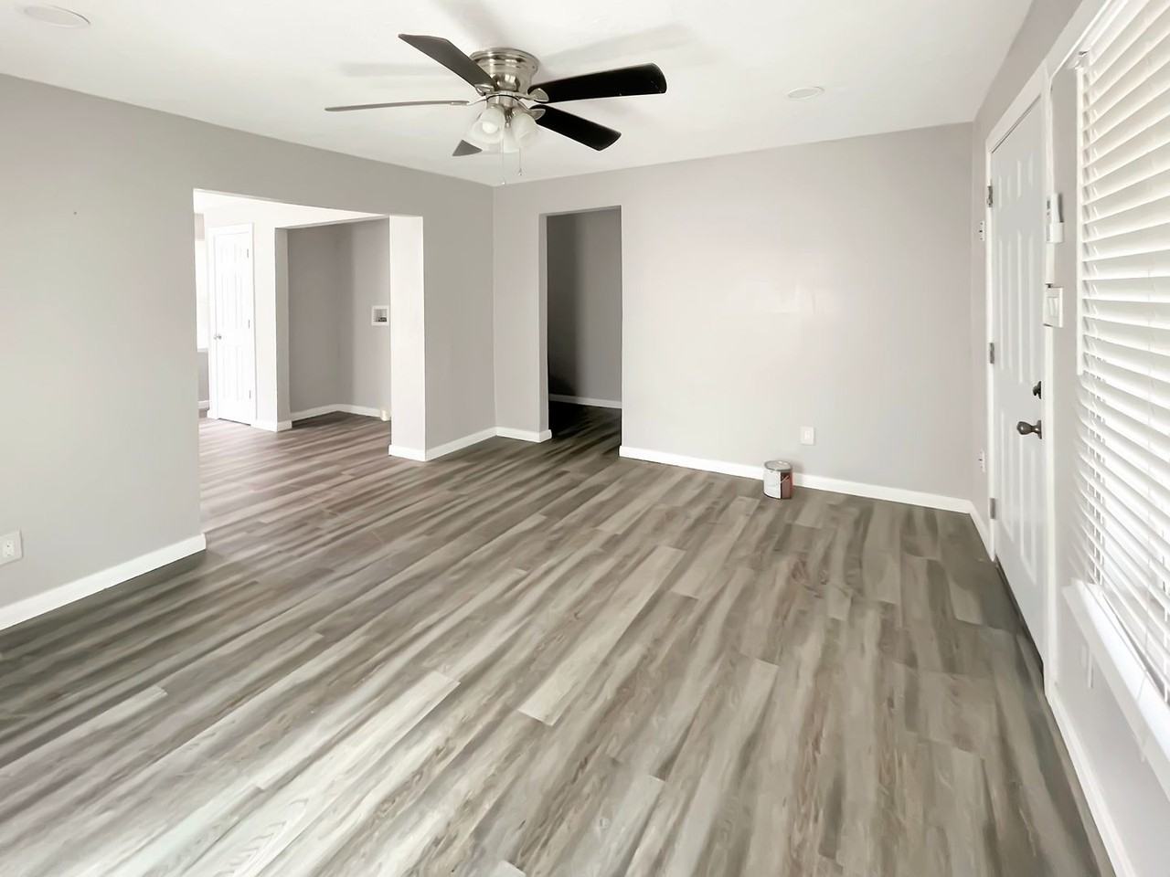 319 N Houston St - Photo 3 of 6