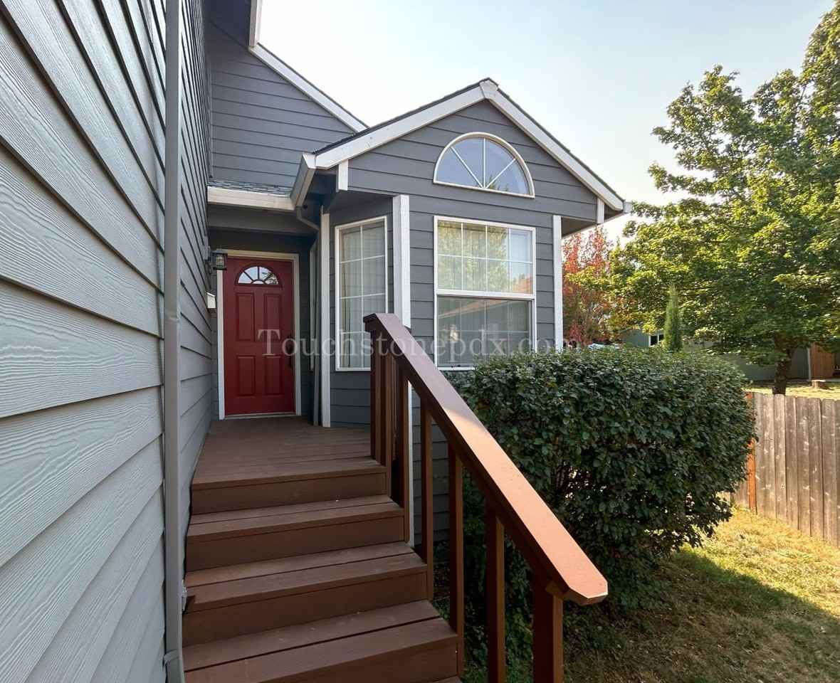 430 Roosevelt St - Photo 3 of 30
