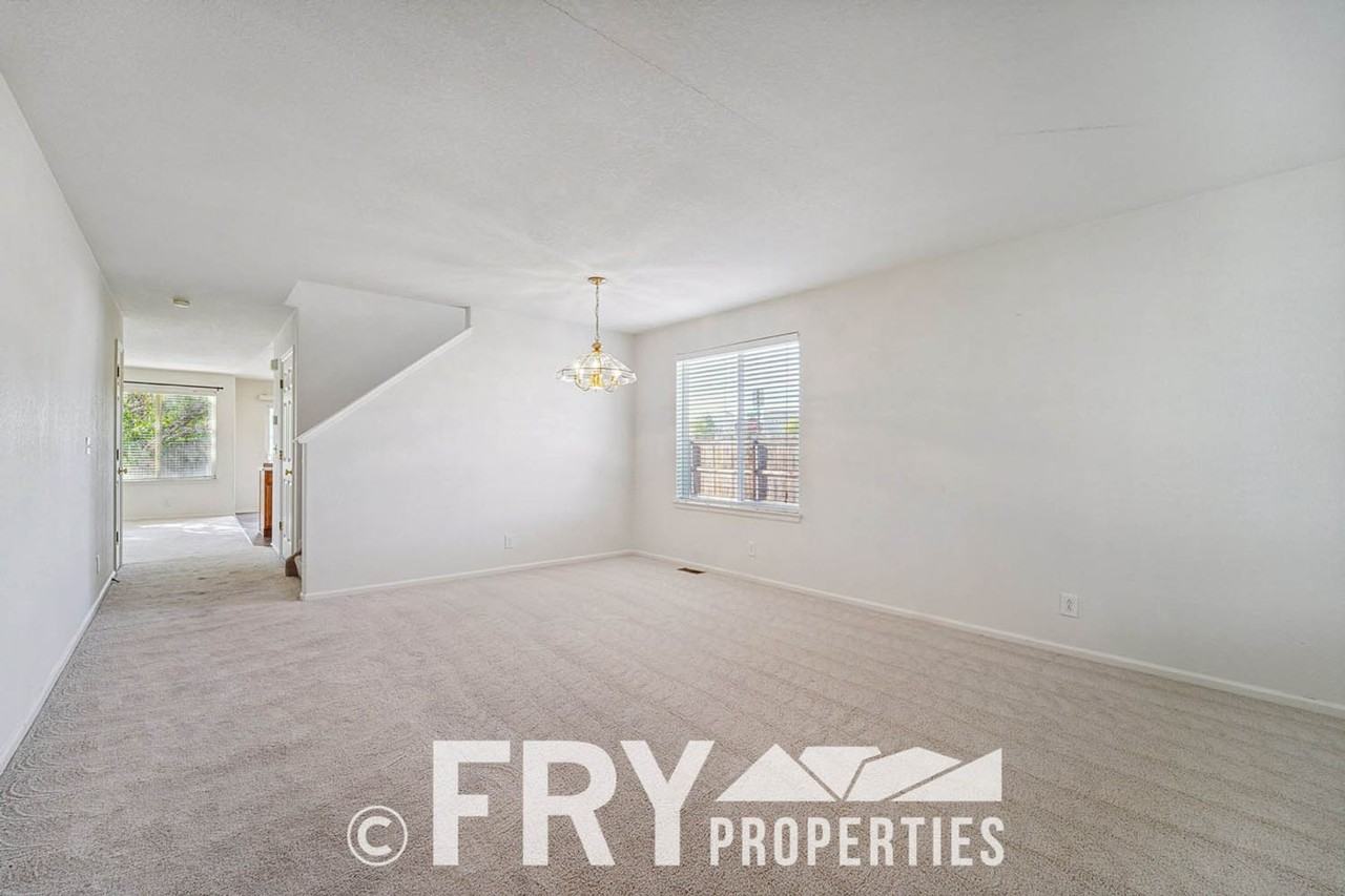 13991 Ivanhoe St - Photo 6 of 26