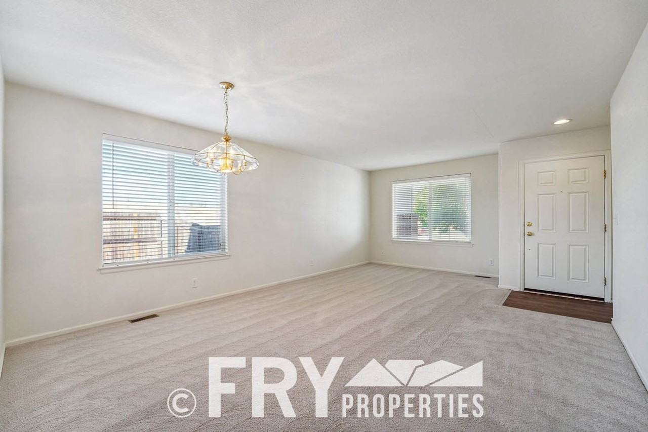 13991 Ivanhoe St - Photo 7 of 26