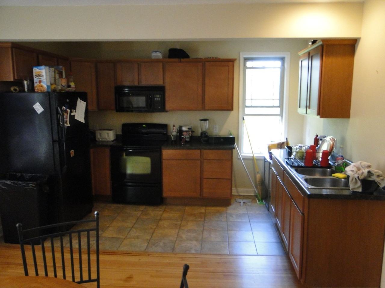 647 Victoria St - Photo 2 of 5