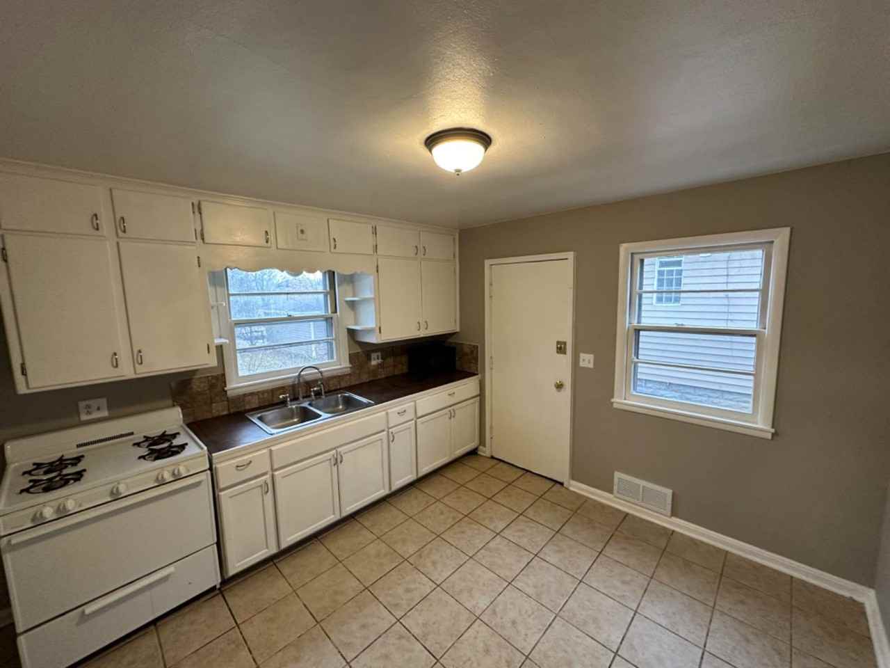 4706-08 N 35th St - Photo 2 of 11