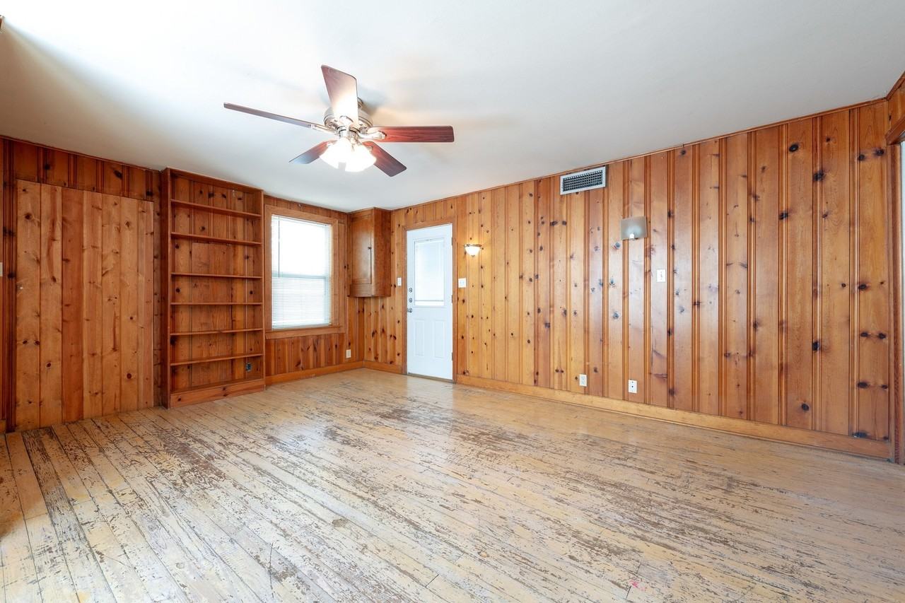 910 E 38th St - Photo 3 of 28