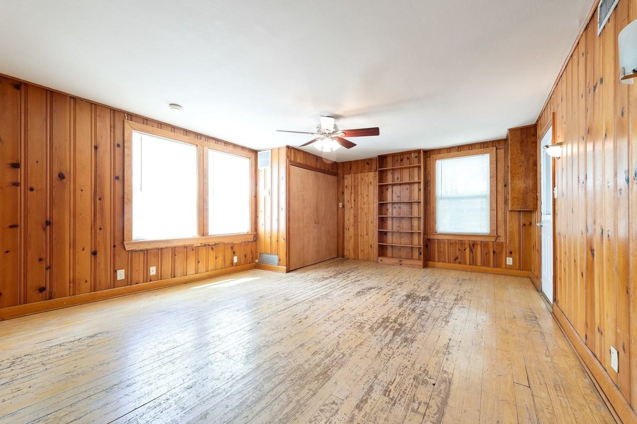 910 E 38th St - Photo 5 of 28
