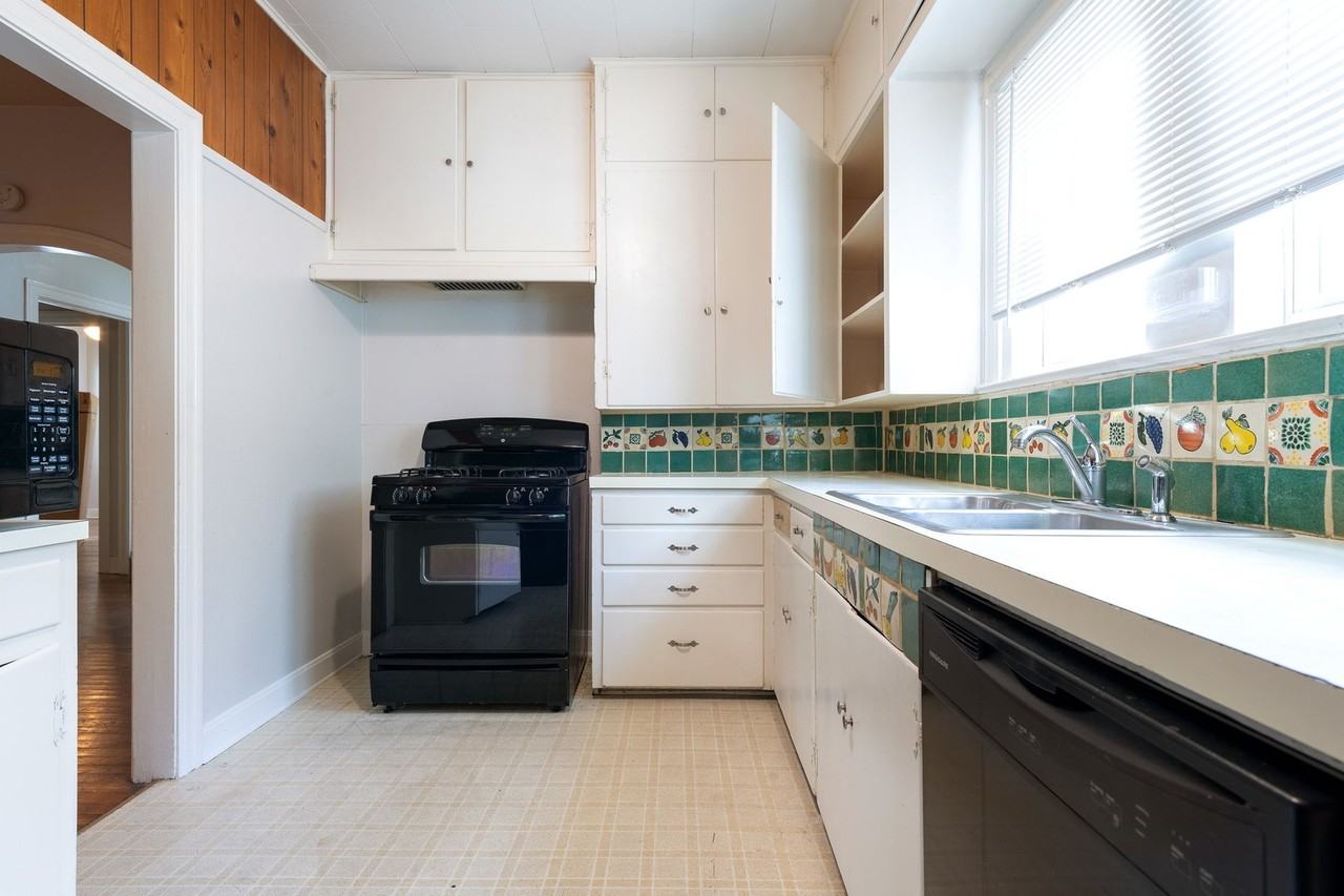 910 E 38th St - Photo 6 of 28