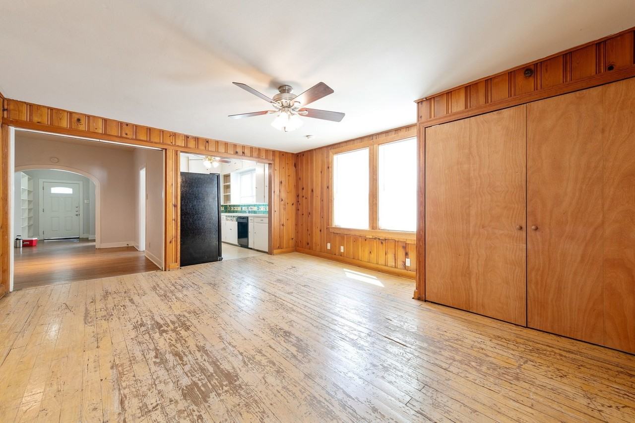 910 E 38th St - Photo 7 of 28