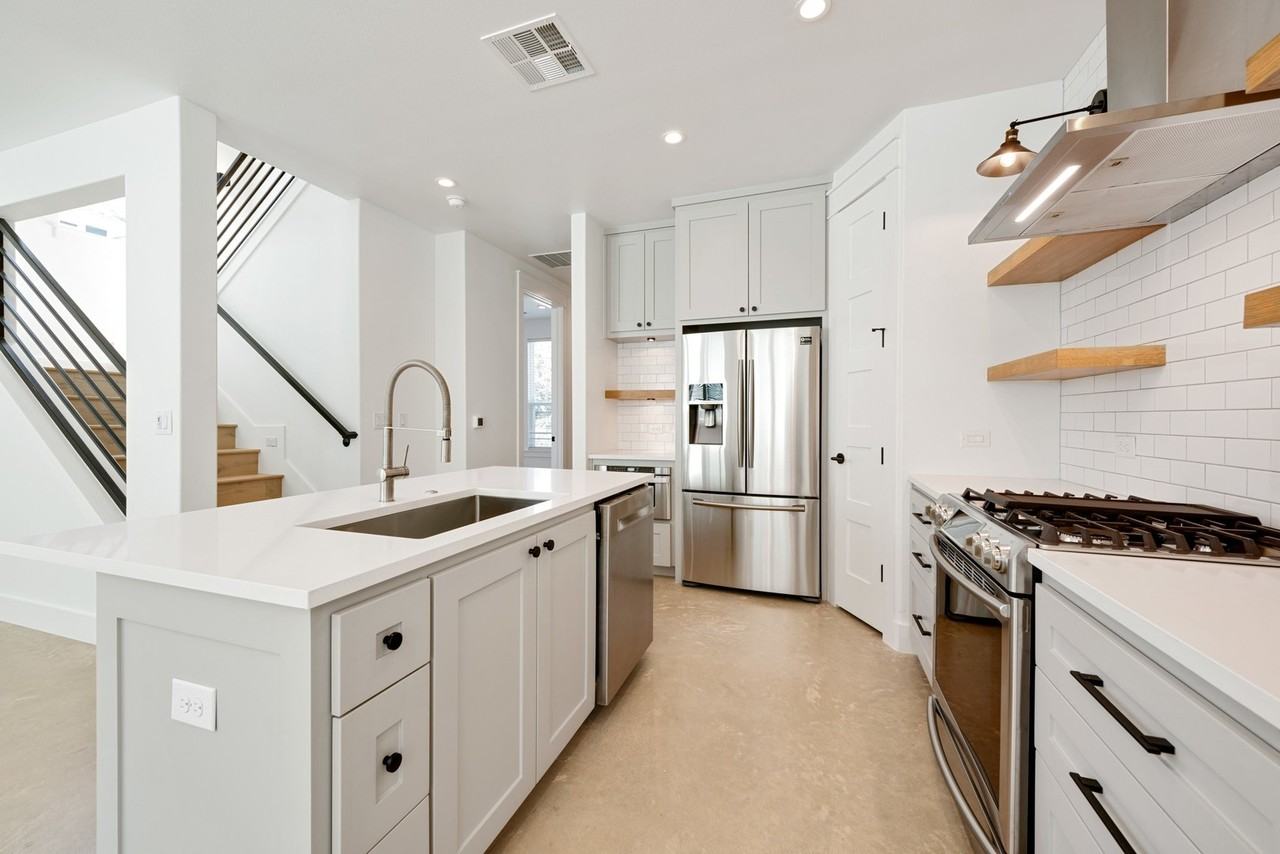 1203 W 22nd St - Photo 4 of 27