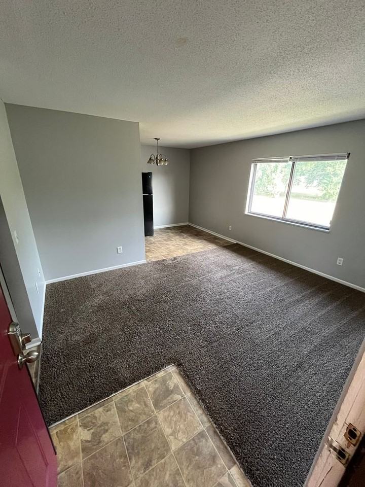 210 S Ivy Ln - Photo 2 of 7