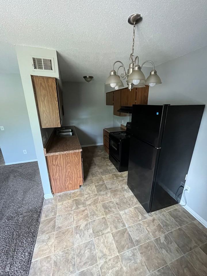 210 S Ivy Ln - Photo 3 of 7