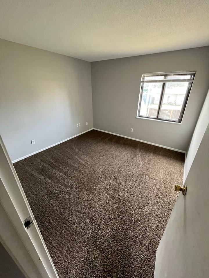 210 S Ivy Ln - Photo 5 of 7