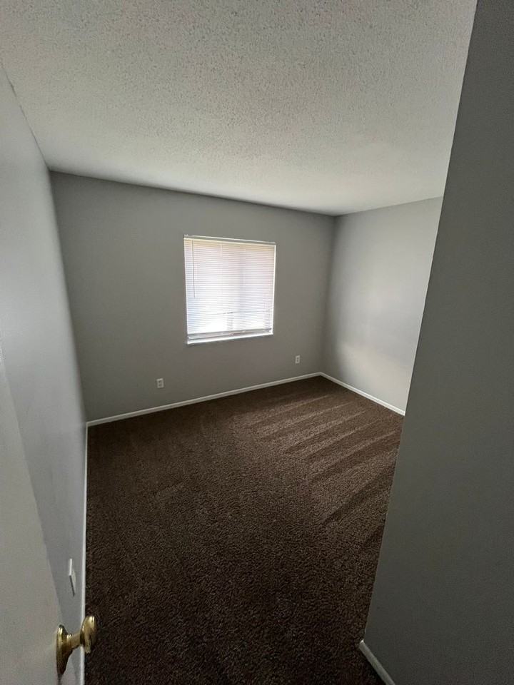 210 S Ivy Ln - Photo 6 of 7