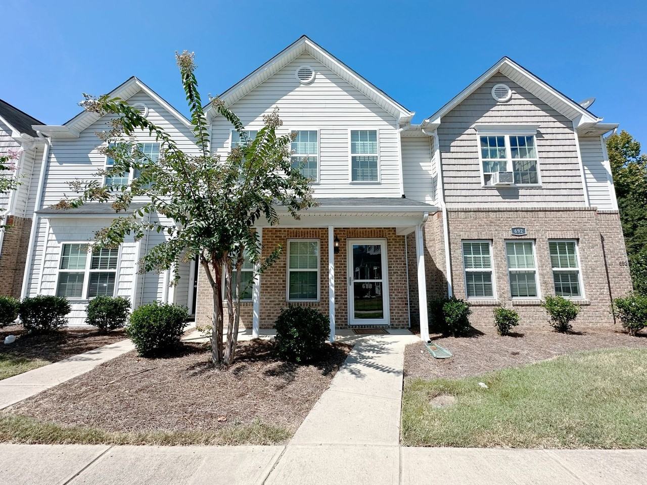 688 Cairn Cir - Photo 2 of 34