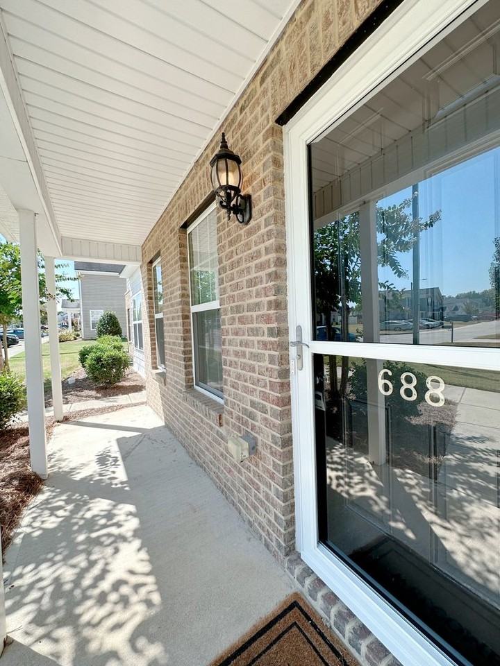 688 Cairn Cir - Photo 4 of 34