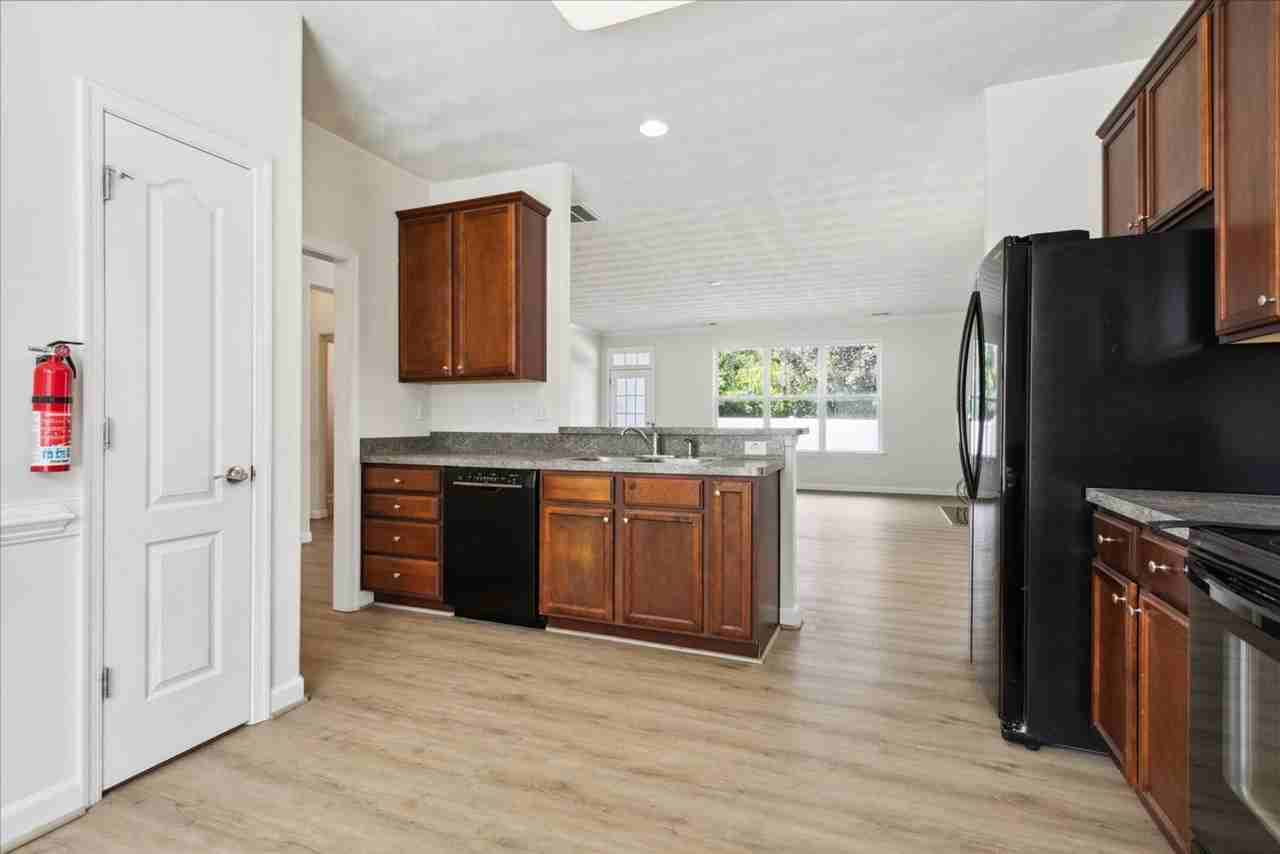 1665 Briarfield Rd - Photo 5 of 26