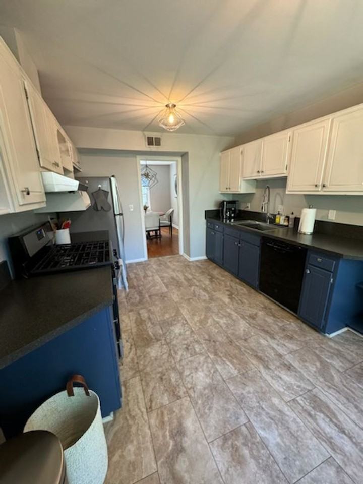 204 Huntington Ln - Photo 2 of 12