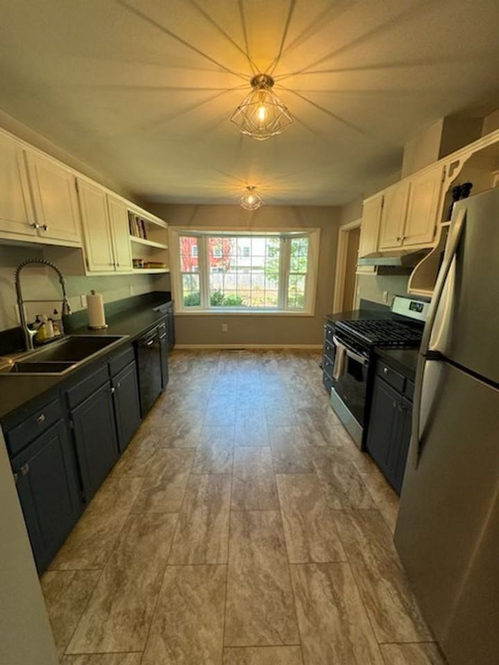 204 Huntington Ln - Photo 3 of 12