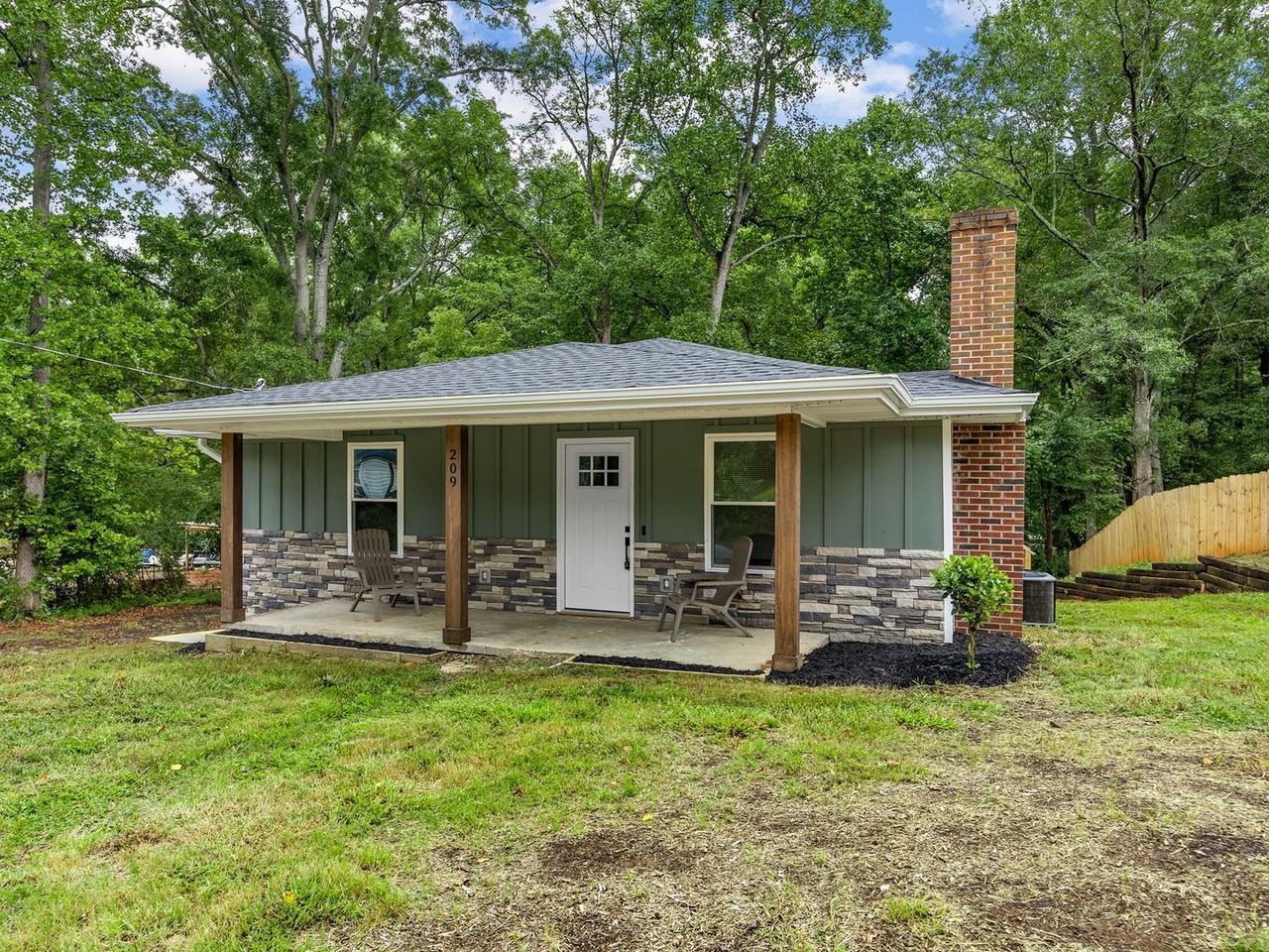 209 California Ave - Photo 2 of 34