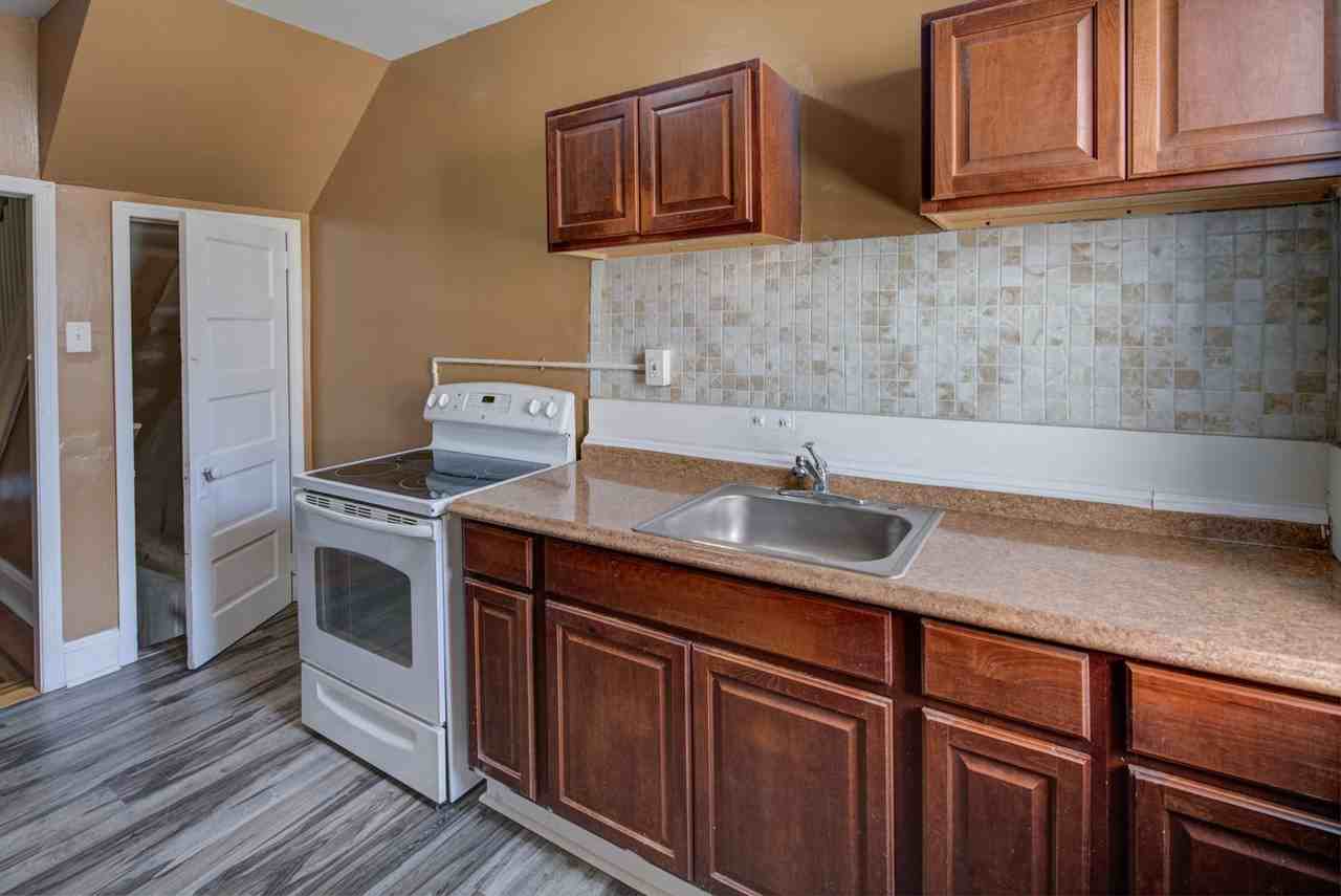 2411 N Pine St - Photo 3 of 10