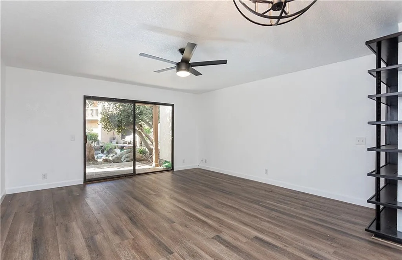 126 Lemon Grv - Photo 2 of 12