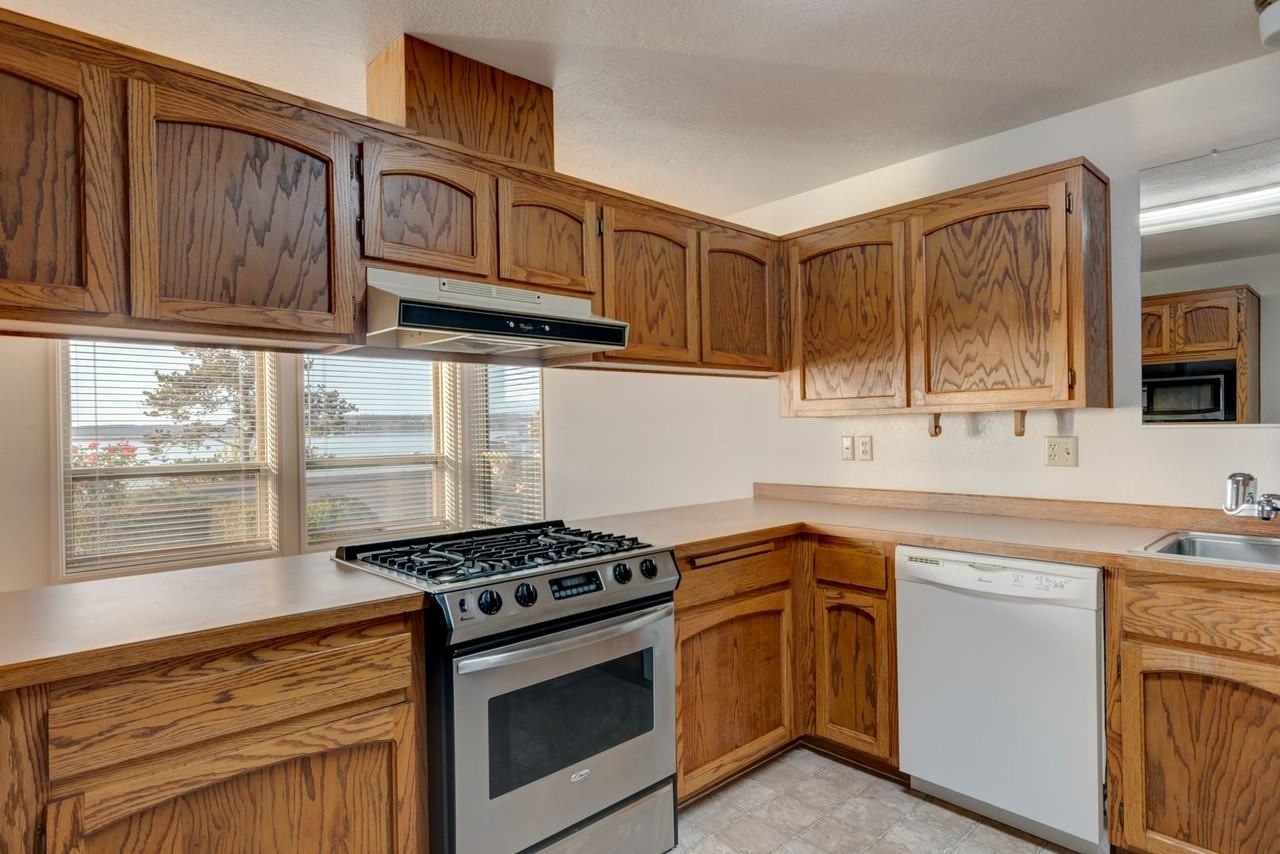 1410 Se Pioneer Way - Photo 2 of 26