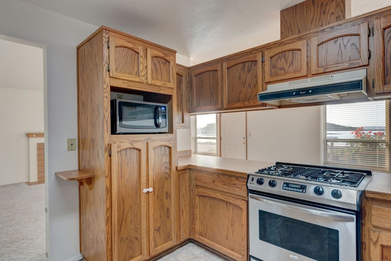 1410 Se Pioneer Way - Photo 4 of 26