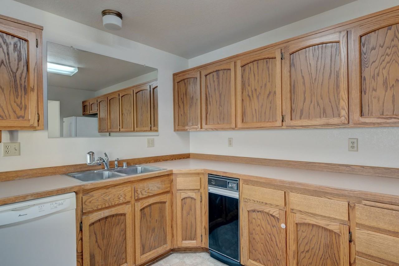 1410 Se Pioneer Way - Photo 5 of 26