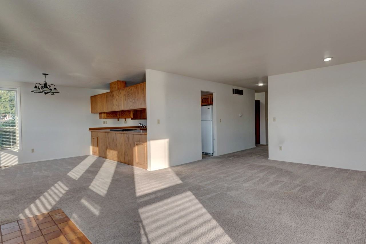 1410 Se Pioneer Way - Photo 7 of 26