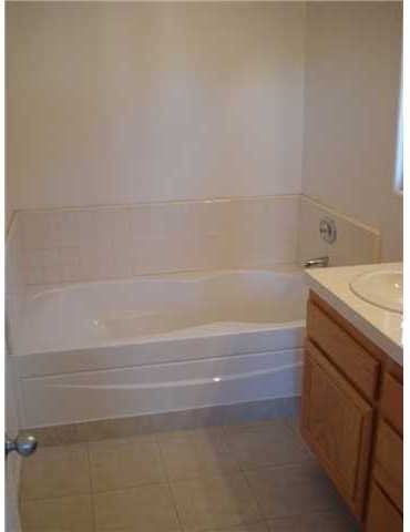 1920 Olivia Gln - Photo 4 of 8