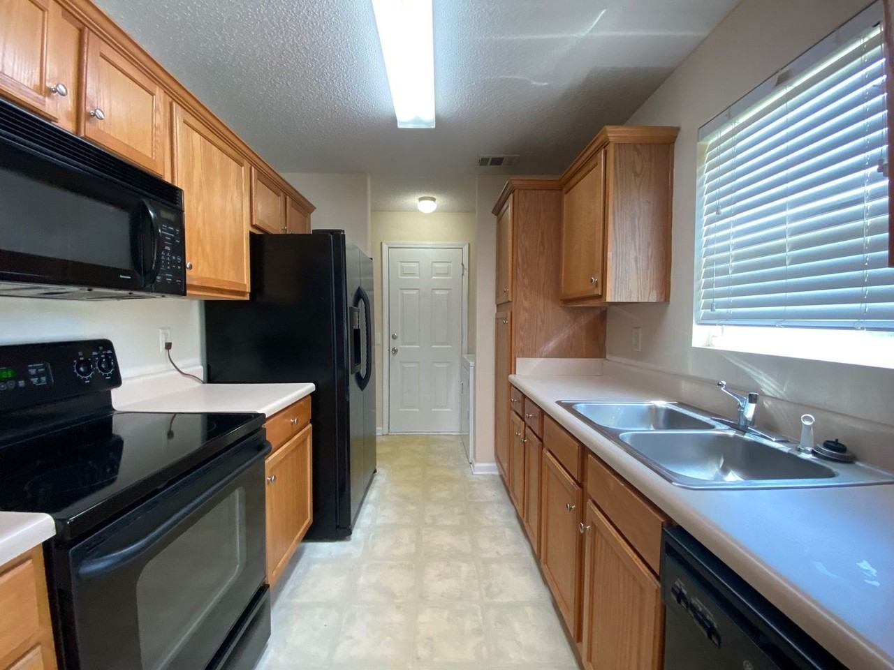 100 Bridgewater Cir - Photo 3 of 15