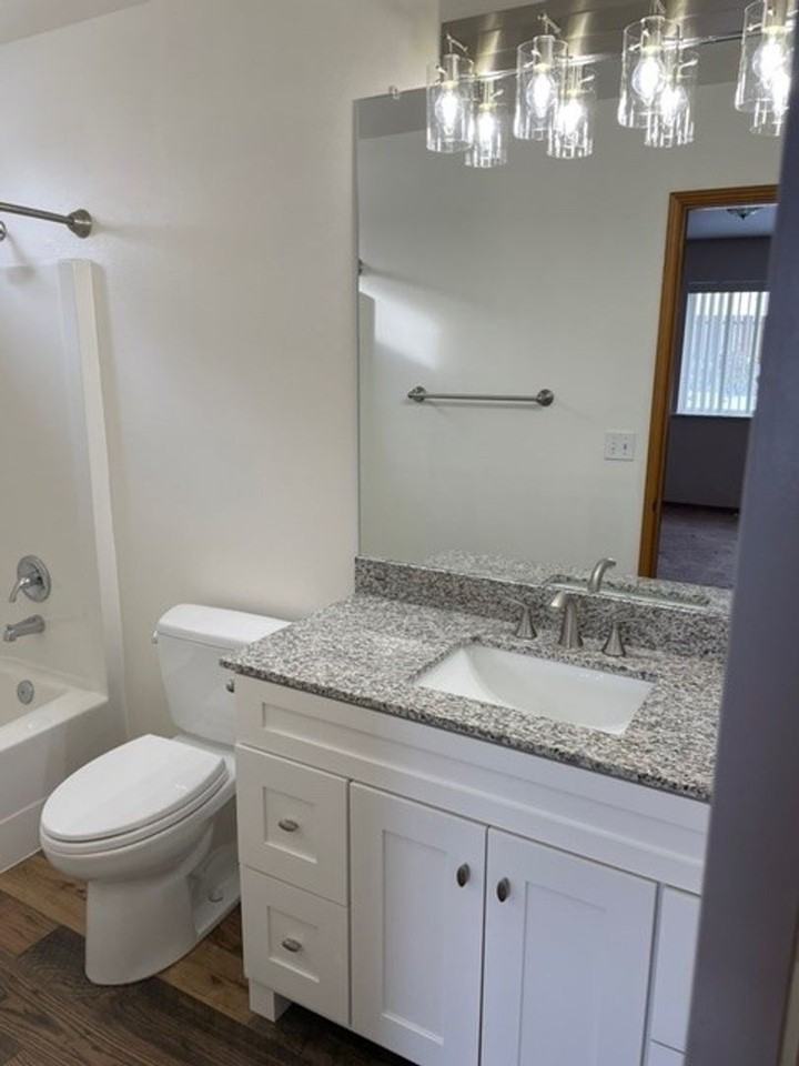 2442 Highland View Dr - Photo 3 of 6