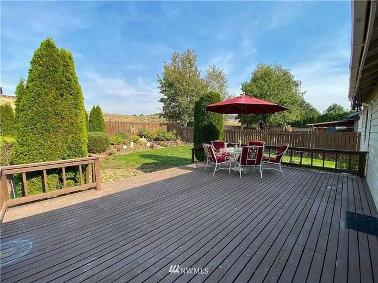 2442 Highland View Dr - Photo 2 of 6