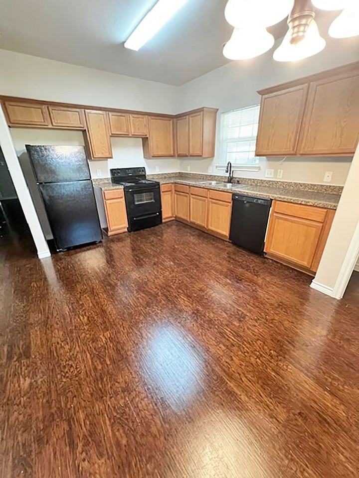 817 W Lamar St - Photo 2 of 21