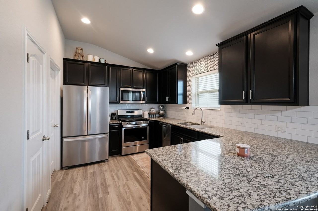 6824 Dashmoor Crk - Photo 3 of 25