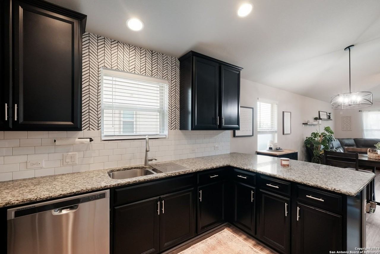 6824 Dashmoor Crk - Photo 4 of 25