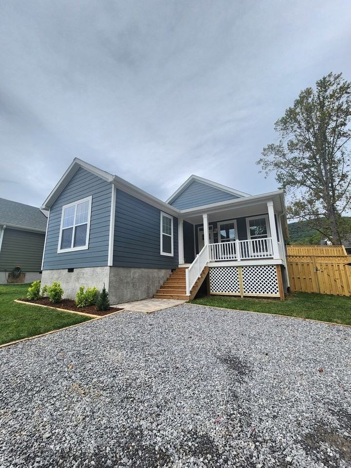 1128 Blueview Dr - Photo 2 of 24