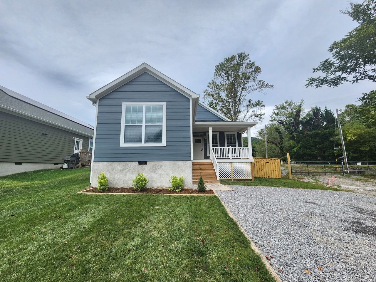 1128 Blueview Dr - Photo 3 of 24