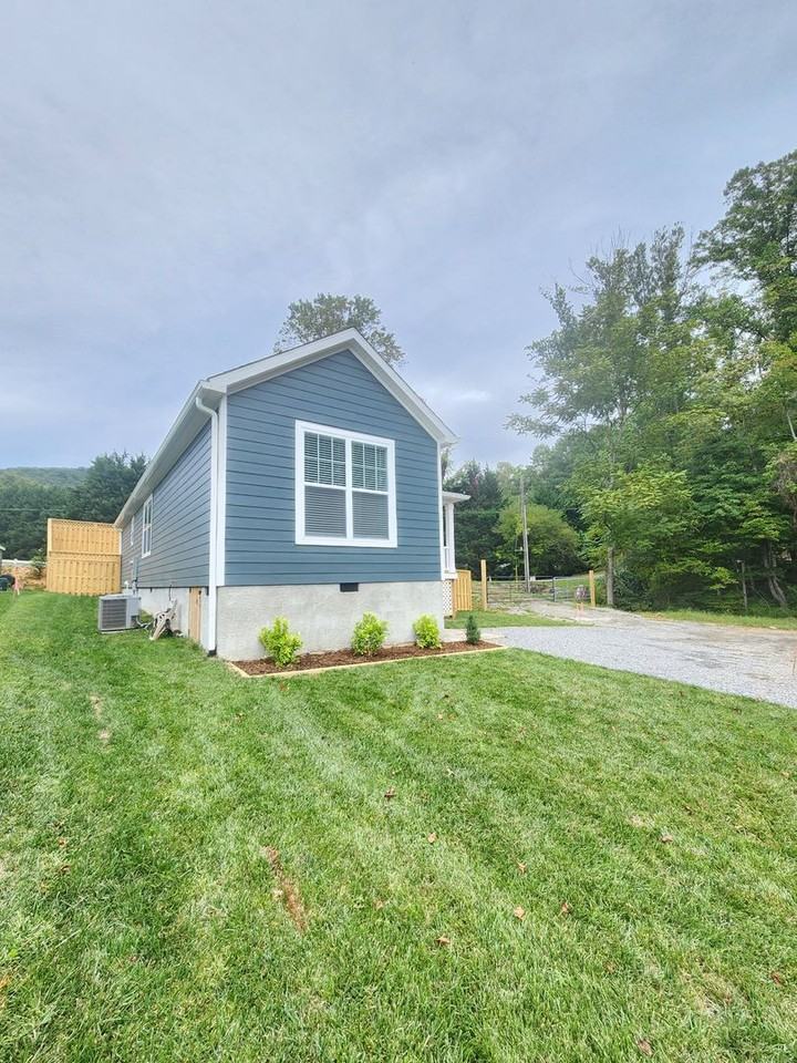 1128 Blueview Dr - Photo 4 of 24