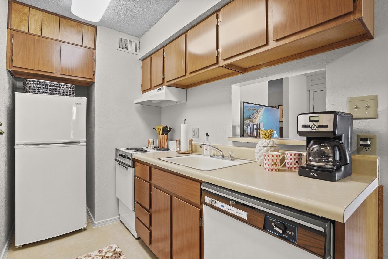 Sunchase Apartments - Photo 4 of 17