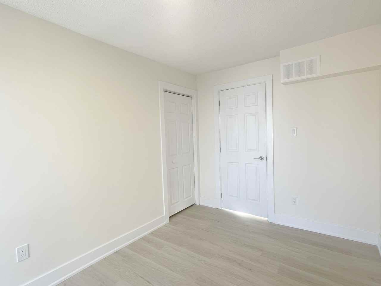 4 Victoria Avenue South, Hamilton, Ontario - Photo 2 of 5