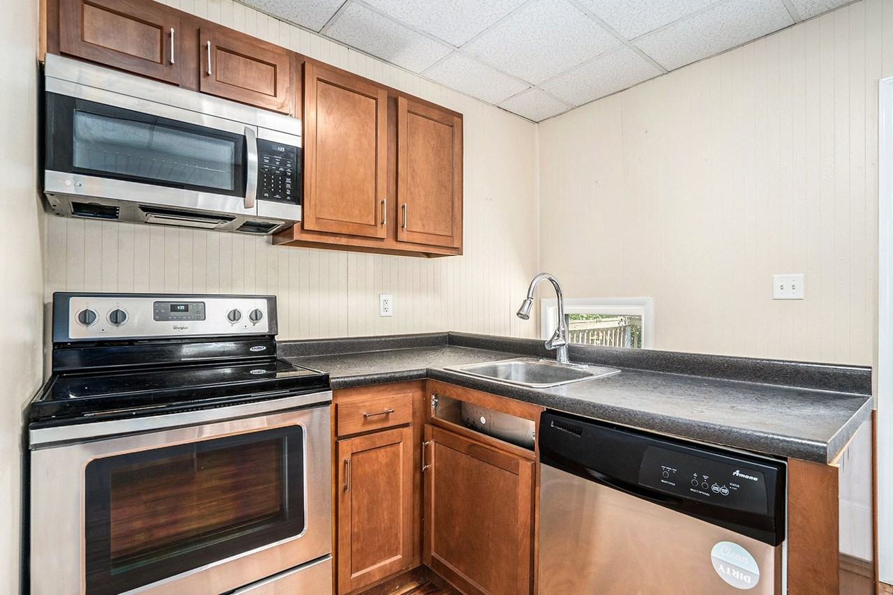 826 Washburn Ave - Photo 2 of 22