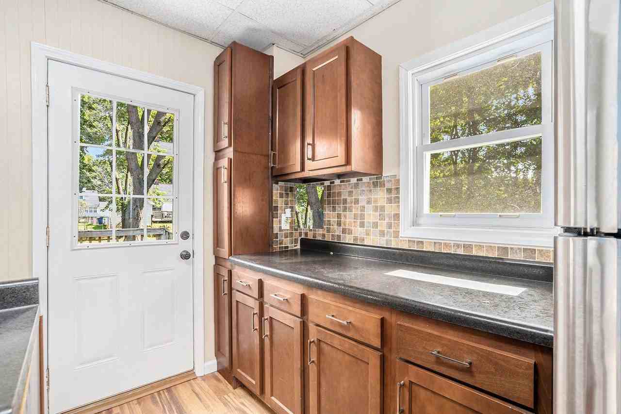 826 Washburn Ave - Photo 3 of 22