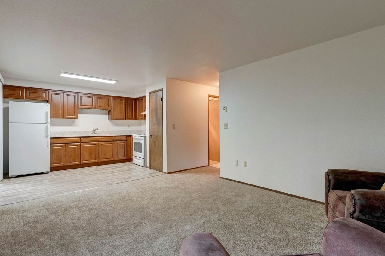 325 Ne Kettle St - Photo 2 of 15