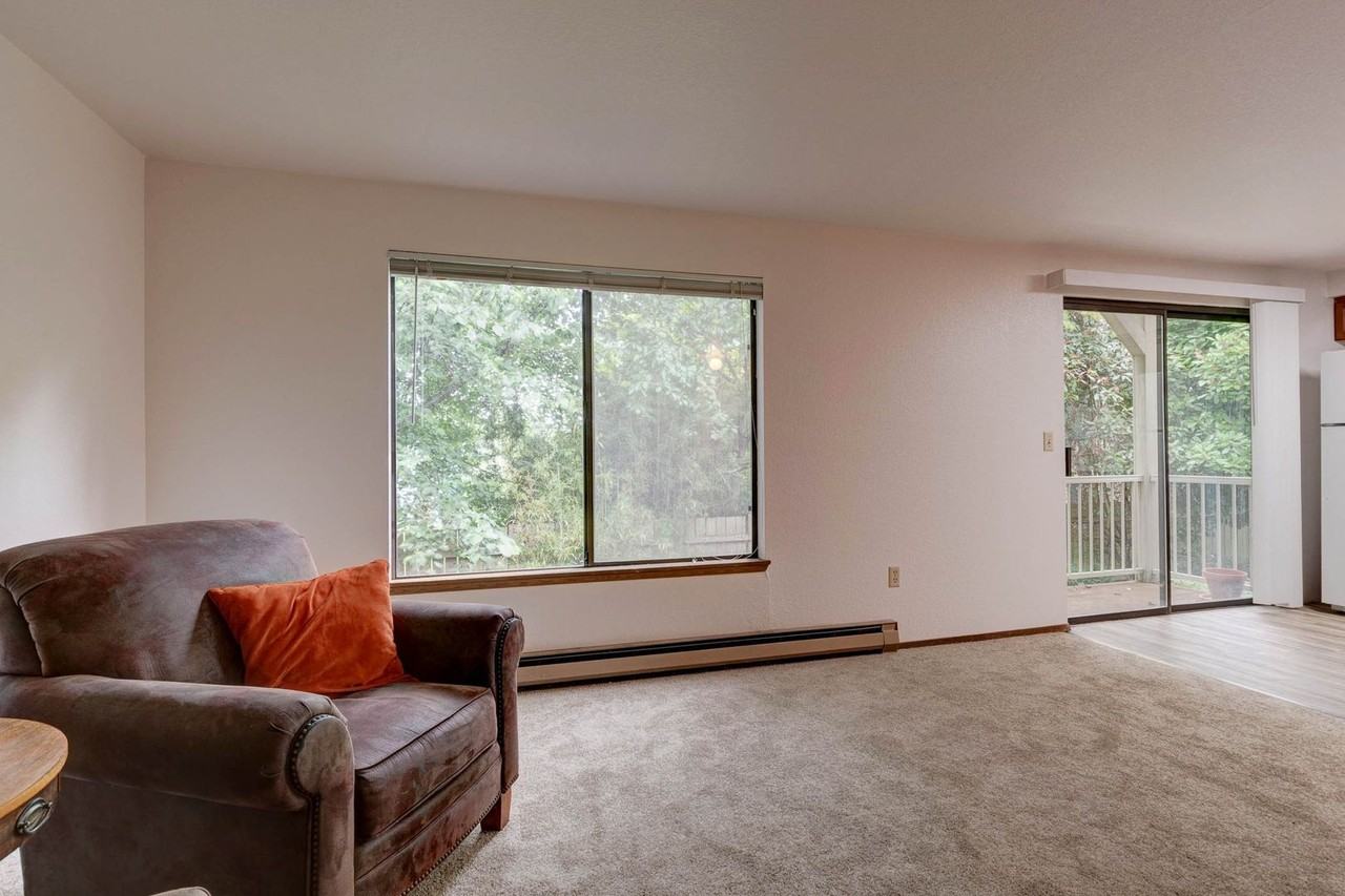 325 Ne Kettle St - Photo 4 of 15