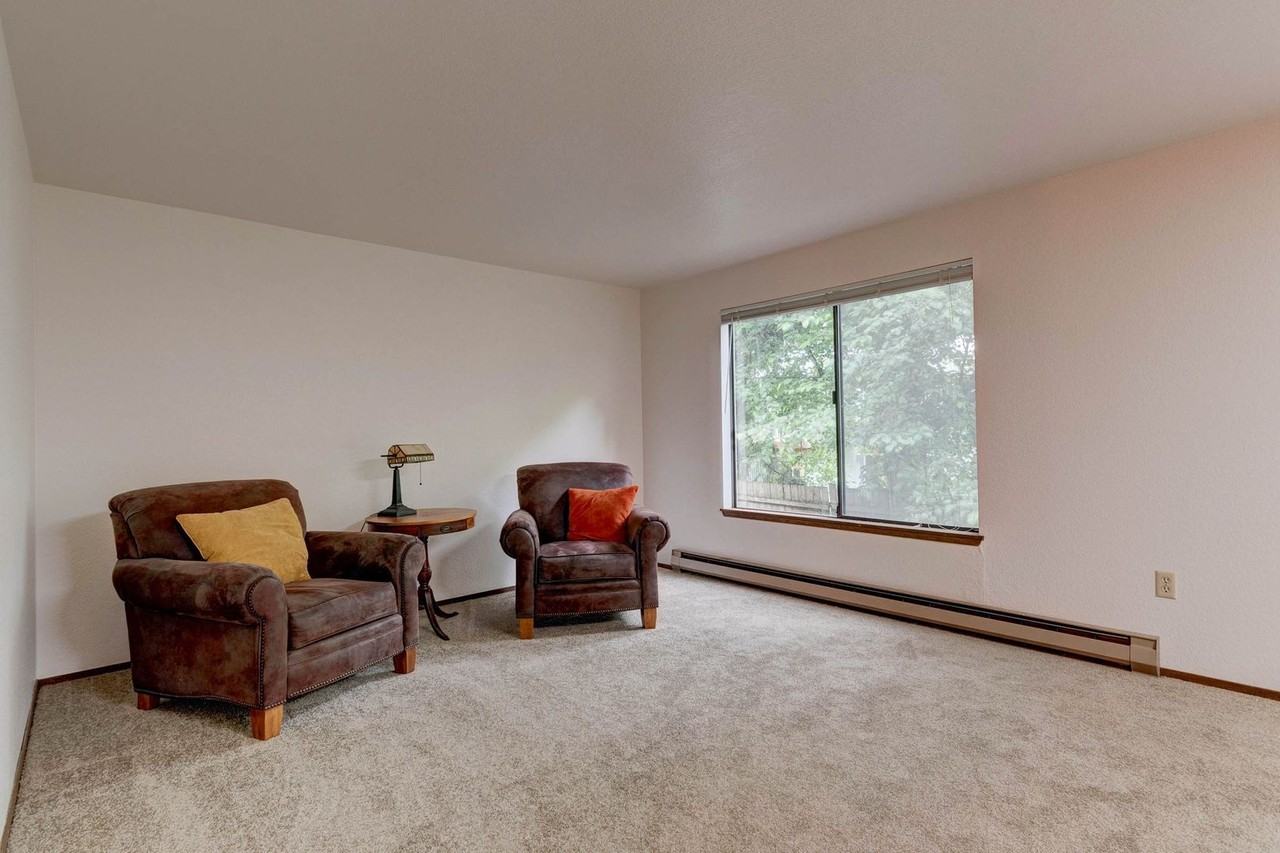 325 Ne Kettle St - Photo 5 of 15