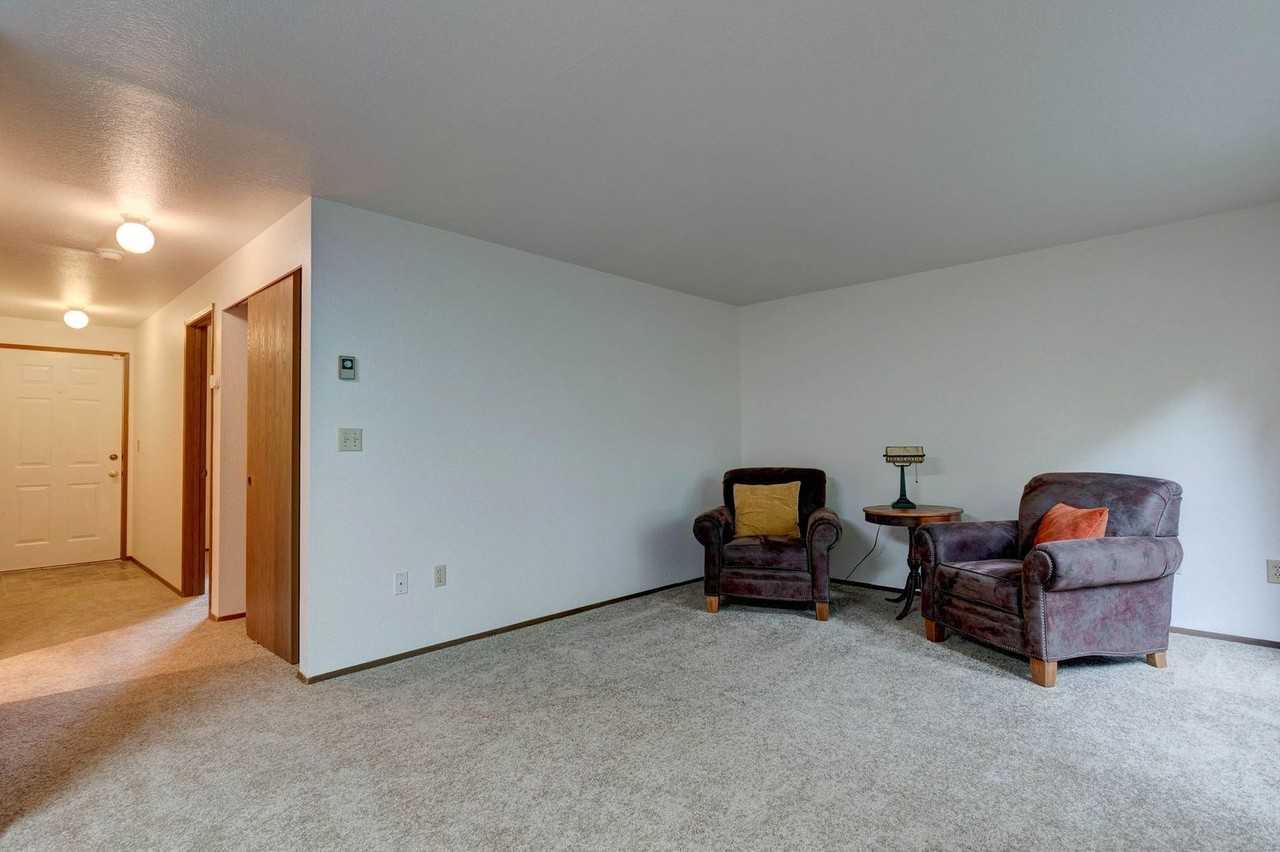 325 Ne Kettle St - Photo 6 of 15